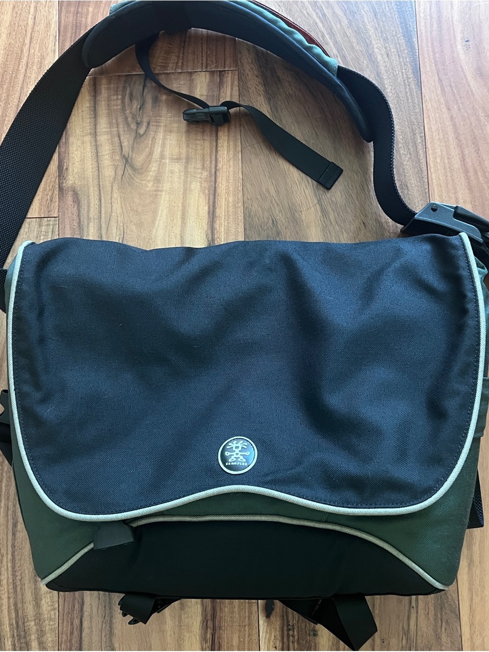 Crumpler Roll-o-Notes Black, Dark Green, Orange Laptop Messenger Shoulder Bag